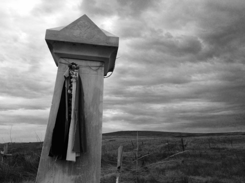 Wóptuȟ’a’s gravesite marker, Hisle cemetery, South Dakota.